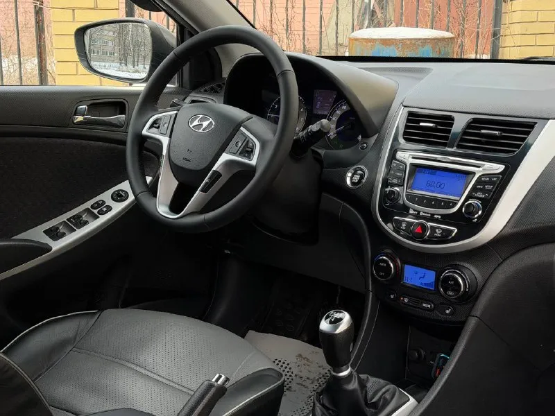 Продам hyundai solaris 2012 года пробег 165.000 родной, готов на любые проверки ! 1.6 механика состояния нового автомобиля гаражная хранение без дтп в родном окрасе за машиной ухаживали, салон чистый не прокурен, каждые 6-7 тысяч проходила полное обслуживания за состояния авто не стыдно полная комплектация : климат контроль, старт стоп, без ключевой доступ, парктроники, подогрев сидений, мульти руль, bluetooth, сигнализация, в машине есть абсолютно всё для удобства цена 840.000 +79495278015 - фотография - 8