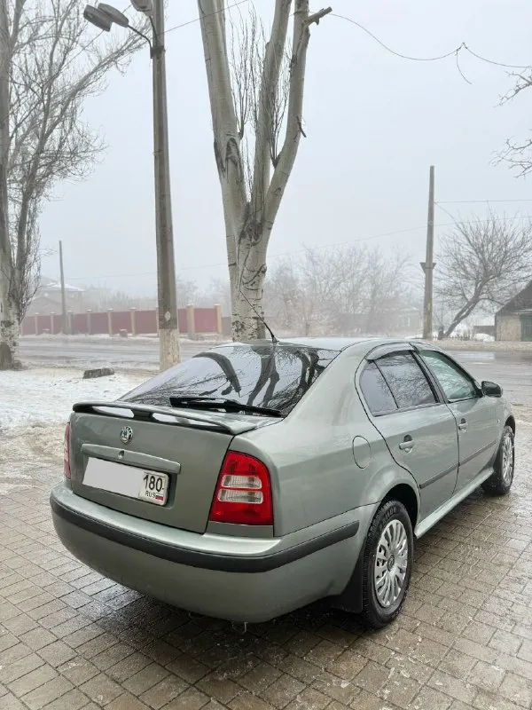 Продам skoda octavia tour лифтбек 2005 год выпуска. двигатель: 2.0 бензин (aqy) коробка: механика. автомобиль местный, здесь находится с 2020 года. пригнан с германии, с того момента один владелец. авто без дтп все стекла родные, лобовое менялось от сколов. днище и пороги абсолютно целые без дыр и тд. ходовая часть без посторонних звуков и без вложений. двигатель 2.0 бодрый. масло не жрет не грамма, грм поменян 15 тыс назад. коробка механика 5-ти ступка, втыкается четко, кулиса не разбита, ничего не вылетает. сцепление менялось 20тыс. км назад (luk). 10 тыс назад поменяны блины и колодки в круг. хорошая комплектация: климат-контроль усилитель руля (гур), центральный замок, электрорегулировка зеркал, обогрев зеркал, подогревы передних сидений, все 4 электростеклоподъёмники, бортовой компьютер, стоит новая зимняя резина r15,сервисные книги, 2 ключа. сигнализация. стоит регистратор. по документам юридически чистая, на 180-м регионе цена: 💵 545.000💵 торг осмотр:г. макеевка. +79490943554 - фотография - 4