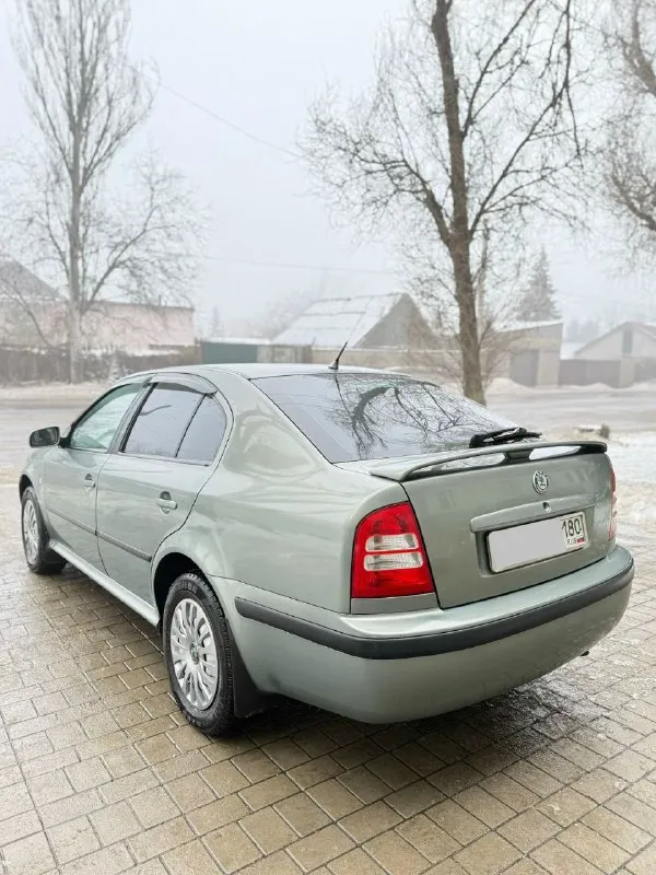 Продам skoda octavia tour лифтбек 2005 год выпуска. двигатель: 2.0 бензин (aqy) коробка: механика. автомобиль местный, здесь находится с 2020 года. пригнан с германии, с того момента один владелец. авто без дтп все стекла родные, лобовое менялось от сколов. днище и пороги абсолютно целые без дыр и тд. ходовая часть без посторонних звуков и без вложений. двигатель 2.0 бодрый. масло не жрет не грамма, грм поменян 15 тыс назад. коробка механика 5-ти ступка, втыкается четко, кулиса не разбита, ничего не вылетает. сцепление менялось 20тыс. км назад (luk). 10 тыс назад поменяны блины и колодки в круг. хорошая комплектация: климат-контроль усилитель руля (гур), центральный замок, электрорегулировка зеркал, обогрев зеркал, подогревы передних сидений, все 4 электростеклоподъёмники, бортовой компьютер, стоит новая зимняя резина r15,сервисные книги, 2 ключа. сигнализация. стоит регистратор. по документам юридически чистая, на 180-м регионе цена: 💵 545.000💵 торг осмотр:г. макеевка. +79490943554 - фотография - 5