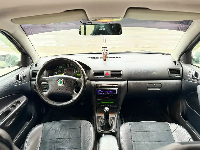 Продам skoda octavia tour лифтбек 2005 год выпуска. двигатель: 2.0 бензин (aqy) коробка: механика. автомобиль местный, здесь находится с 2020 года. пригнан с германии, с того момента один владелец. авто без дтп все стекла родные, лобовое менялось от сколов. днище и пороги абсолютно целые без дыр и тд. ходовая часть без посторонних звуков и без вложений. двигатель 2.0 бодрый. масло не жрет не грамма, грм поменян 15 тыс назад. коробка механика 5-ти ступка, втыкается четко, кулиса не разбита, ничего не вылетает. сцепление менялось 20тыс. км назад (luk). 10 тыс назад поменяны блины и колодки в круг. хорошая комплектация: климат-контроль усилитель руля (гур), центральный замок, электрорегулировка зеркал, обогрев зеркал, подогревы передних сидений, все 4 электростеклоподъёмники, бортовой компьютер, стоит новая зимняя резина r15,сервисные книги, 2 ключа. сигнализация. стоит регистратор. по документам юридически чистая, на 180-м регионе цена: 💵 545.000💵 торг осмотр:г. макеевка. +79490943554 - фотография - 6