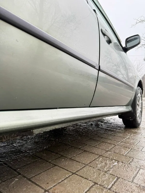 Продам skoda octavia tour лифтбек 2005 год выпуска. двигатель: 2.0 бензин (aqy) коробка: механика. автомобиль местный, здесь находится с 2020 года. пригнан с германии, с того момента один владелец. авто без дтп все стекла родные, лобовое менялось от сколов. днище и пороги абсолютно целые без дыр и тд. ходовая часть без посторонних звуков и без вложений. двигатель 2.0 бодрый. масло не жрет не грамма, грм поменян 15 тыс назад. коробка механика 5-ти ступка, втыкается четко, кулиса не разбита, ничего не вылетает. сцепление менялось 20тыс. км назад (luk). 10 тыс назад поменяны блины и колодки в круг. хорошая комплектация: климат-контроль усилитель руля (гур), центральный замок, электрорегулировка зеркал, обогрев зеркал, подогревы передних сидений, все 4 электростеклоподъёмники, бортовой компьютер, стоит новая зимняя резина r15,сервисные книги, 2 ключа. сигнализация. стоит регистратор. по документам юридически чистая, на 180-м регионе цена: 💵 545.000💵 торг осмотр:г. макеевка. +79490943554 - фотография - 7