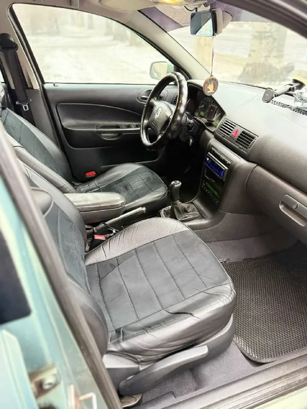 Продам skoda octavia tour лифтбек 2005 год выпуска. двигатель: 2.0 бензин (aqy) коробка: механика. автомобиль местный, здесь находится с 2020 года. пригнан с германии, с того момента один владелец. авто без дтп все стекла родные, лобовое менялось от сколов. днище и пороги абсолютно целые без дыр и тд. ходовая часть без посторонних звуков и без вложений. двигатель 2.0 бодрый. масло не жрет не грамма, грм поменян 15 тыс назад. коробка механика 5-ти ступка, втыкается четко, кулиса не разбита, ничего не вылетает. сцепление менялось 20тыс. км назад (luk). 10 тыс назад поменяны блины и колодки в круг. хорошая комплектация: климат-контроль усилитель руля (гур), центральный замок, электрорегулировка зеркал, обогрев зеркал, подогревы передних сидений, все 4 электростеклоподъёмники, бортовой компьютер, стоит новая зимняя резина r15,сервисные книги, 2 ключа. сигнализация. стоит регистратор. по документам юридически чистая, на 180-м регионе цена: 💵 545.000💵 торг осмотр:г. макеевка. +79490943554 - фотография - 8