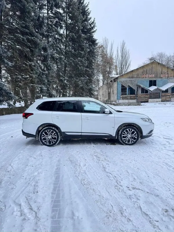 Продаю отличный японский кроссовер mitsubishi outlander, 3 рестайлинг. автомобиль очень надёжный, вместительный, комфортный, идеален для семьи с детьми и для дальних путешествий. за время эксплуатации 2 собственника, в дтп не участвовал. весь в родном окрасе, кроме заднего крыла, была небольшая притертость. за машиной ухаживал, масло в двигателе менял каждые 8 тыс, в вариаторе каждые 40тыс. запчасти оригинал или очень хороший аналог! состояние кузова, салона, двигателя, акпп, полного привода - всё в идеале! в машине есть всё для комфортной езды: полный привод с блокировкой, круиз контроль, климат контроль, кожаный салон, камера заднего вида, датчики света и дождя. документы кристально чистые, птс оригинал. вообщем хорошая машина без подводных камней. звоните, пишите. рассмотрю обмен на другой автомобиль. донецк макеевка цена 2 250 000р +7949 639 50 32 андрей 📞 звоните: +7(949)6395032 - фотография - 2