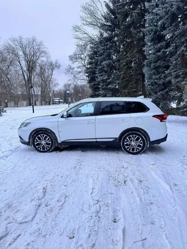 Продаю отличный японский кроссовер mitsubishi outlander, 3 рестайлинг. автомобиль очень надёжный, вместительный, комфортный, идеален для семьи с детьми и для дальних путешествий. за время эксплуатации 2 собственника, в дтп не участвовал. весь в родном окрасе, кроме заднего крыла, была небольшая притертость. за машиной ухаживал, масло в двигателе менял каждые 8 тыс, в вариаторе каждые 40тыс. запчасти оригинал или очень хороший аналог! состояние кузова, салона, двигателя, акпп, полного привода - всё в идеале! в машине есть всё для комфортной езды: полный привод с блокировкой, круиз контроль, климат контроль, кожаный салон, камера заднего вида, датчики света и дождя. документы кристально чистые, птс оригинал. вообщем хорошая машина без подводных камней. звоните, пишите. рассмотрю обмен на другой автомобиль. донецк макеевка цена 2 250 000р +7949 639 50 32 андрей 📞 звоните: +7(949)6395032 - фотография - 3