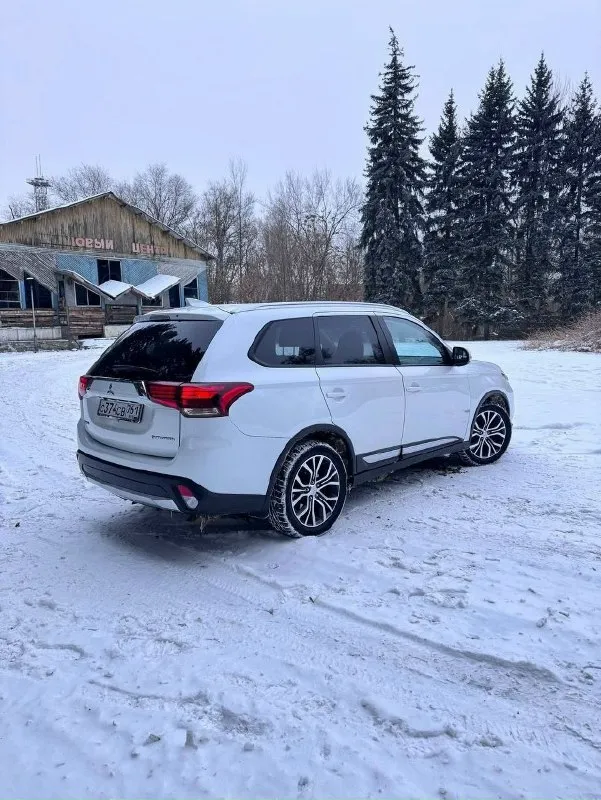 Продаю отличный японский кроссовер mitsubishi outlander, 3 рестайлинг. автомобиль очень надёжный, вместительный, комфортный, идеален для семьи с детьми и для дальних путешествий. за время эксплуатации 2 собственника, в дтп не участвовал. весь в родном окрасе, кроме заднего крыла, была небольшая притертость. за машиной ухаживал, масло в двигателе менял каждые 8 тыс, в вариаторе каждые 40тыс. запчасти оригинал или очень хороший аналог! состояние кузова, салона, двигателя, акпп, полного привода - всё в идеале! в машине есть всё для комфортной езды: полный привод с блокировкой, круиз контроль, климат контроль, кожаный салон, камера заднего вида, датчики света и дождя. документы кристально чистые, птс оригинал. вообщем хорошая машина без подводных камней. звоните, пишите. рассмотрю обмен на другой автомобиль. донецк макеевка цена 2 250 000р +7949 639 50 32 андрей 📞 звоните: +7(949)6395032 - фотография - 5