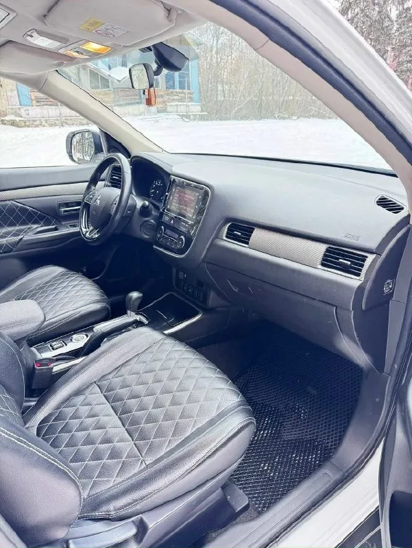 Продаю отличный японский кроссовер mitsubishi outlander, 3 рестайлинг. автомобиль очень надёжный, вместительный, комфортный, идеален для семьи с детьми и для дальних путешествий. за время эксплуатации 2 собственника, в дтп не участвовал. весь в родном окрасе, кроме заднего крыла, была небольшая притертость. за машиной ухаживал, масло в двигателе менял каждые 8 тыс, в вариаторе каждые 40тыс. запчасти оригинал или очень хороший аналог! состояние кузова, салона, двигателя, акпп, полного привода - всё в идеале! в машине есть всё для комфортной езды: полный привод с блокировкой, круиз контроль, климат контроль, кожаный салон, камера заднего вида, датчики света и дождя. документы кристально чистые, птс оригинал. вообщем хорошая машина без подводных камней. звоните, пишите. рассмотрю обмен на другой автомобиль. донецк макеевка цена 2 250 000р +7949 639 50 32 андрей 📞 звоните: +7(949)6395032 - фотография - 7