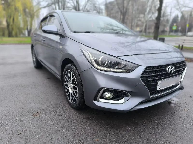 Продам hyundai solaris 2018 1.6 бензин акпп 139т. км пробег комплектация: климат контроль, круиз контроль, линзы, дневные огни, обогрев: всех сидений, руля, зеркал, лобового стекла, датчики давления в шинах. .. авто в заводской краске без дтп зелёная автотека родной пробег юридически чистый г. донецк цена 1м350т. р +79493526414 - фотография - 1