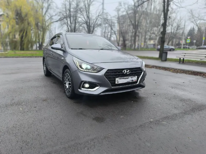 Продам hyundai solaris 2018 1.6 бензин акпп 139т. км пробег комплектация: климат контроль, круиз контроль, линзы, дневные огни, обогрев: всех сидений, руля, зеркал, лобового стекла, датчики давления в шинах. .. авто в заводской краске без дтп зелёная автотека родной пробег юридически чистый г. донецк цена 1м350т. р +79493526414 - фотография - 3