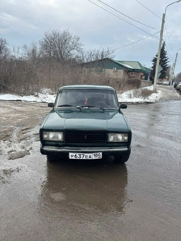 Продам ваз 2107 я собственник учёт 180 регион год: 2007 инжектор мотор: нива 1.7 после капиталки проехал 4 тыщи едет очень бодро ходовая: на 4 не стучит но нужно прокачать тормоза коробка: 5 ступка без хруста салон опрятный - везде чехлы, руль приора, 2 передних эл. стеклоподьем, багажник в шумке, резина зима р14 на новых штампах музыка простая но нужна магнитола электрика: на 4 нужно по мелочи подделать на езду не влияет по кузову все хорошо только правая арка, видно на фото машиной владею пол года за это время много чего поменял машина требует небольших вложений + отдам усилиную ходовку: рычаги, тяги, задние стопы в стиле audi и тд. цена: 140 тел +794940404701 телеграмм +79494854748 енакиево 📞 звоните: +7(949)4040470 - фотография - 2