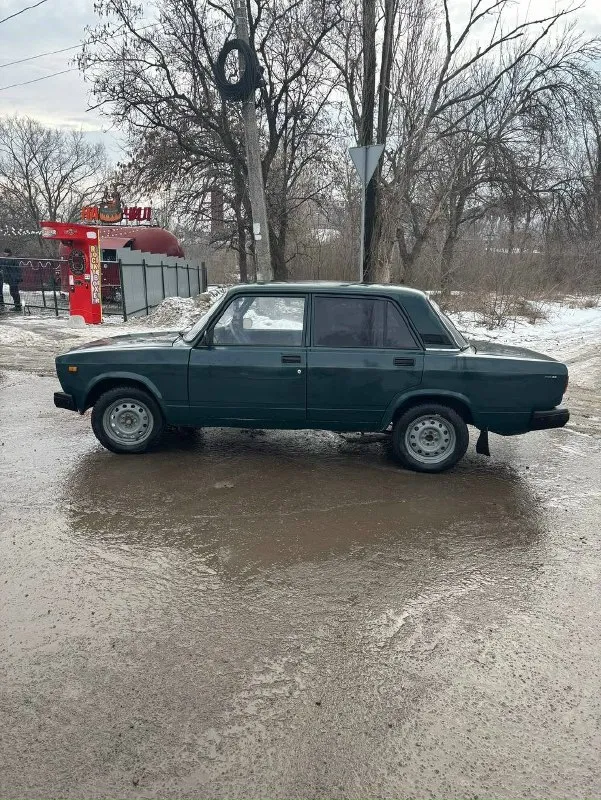 Продам ваз 2107 я собственник учёт 180 регион год: 2007 инжектор мотор: нива 1.7 после капиталки проехал 4 тыщи едет очень бодро ходовая: на 4 не стучит но нужно прокачать тормоза коробка: 5 ступка без хруста салон опрятный - везде чехлы, руль приора, 2 передних эл. стеклоподьем, багажник в шумке, резина зима р14 на новых штампах музыка простая но нужна магнитола электрика: на 4 нужно по мелочи подделать на езду не влияет по кузову все хорошо только правая арка, видно на фото машиной владею пол года за это время много чего поменял машина требует небольших вложений + отдам усилиную ходовку: рычаги, тяги, задние стопы в стиле audi и тд. цена: 140 тел +794940404701 телеграмм +79494854748 енакиево 📞 звоните: +7(949)4040470 - фотография - 4