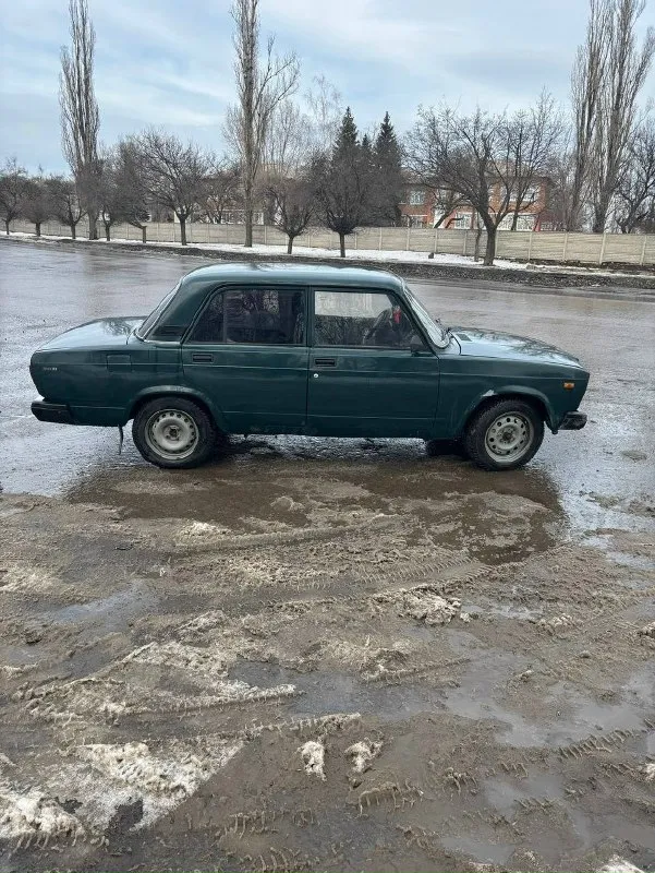 Продам ваз 2107 я собственник учёт 180 регион год: 2007 инжектор мотор: нива 1.7 после капиталки проехал 4 тыщи едет очень бодро ходовая: на 4 не стучит но нужно прокачать тормоза коробка: 5 ступка без хруста салон опрятный - везде чехлы, руль приора, 2 передних эл. стеклоподьем, багажник в шумке, резина зима р14 на новых штампах музыка простая но нужна магнитола электрика: на 4 нужно по мелочи подделать на езду не влияет по кузову все хорошо только правая арка, видно на фото машиной владею пол года за это время много чего поменял машина требует небольших вложений + отдам усилиную ходовку: рычаги, тяги, задние стопы в стиле audi и тд. цена: 140 тел +794940404701 телеграмм +79494854748 енакиево 📞 звоните: +7(949)4040470 - фотография - 5