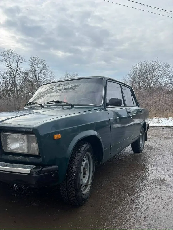 Продам ваз 2107 я собственник учёт 180 регион год: 2007 инжектор мотор: нива 1.7 после капиталки проехал 4 тыщи едет очень бодро ходовая: на 4 не стучит но нужно прокачать тормоза коробка: 5 ступка без хруста салон опрятный - везде чехлы, руль приора, 2 передних эл. стеклоподьем, багажник в шумке, резина зима р14 на новых штампах музыка простая но нужна магнитола электрика: на 4 нужно по мелочи подделать на езду не влияет по кузову все хорошо только правая арка, видно на фото машиной владею пол года за это время много чего поменял машина требует небольших вложений + отдам усилиную ходовку: рычаги, тяги, задние стопы в стиле audi и тд. цена: 140 тел +794940404701 телеграмм +79494854748 енакиево 📞 звоните: +7(949)4040470 - фотография - 7