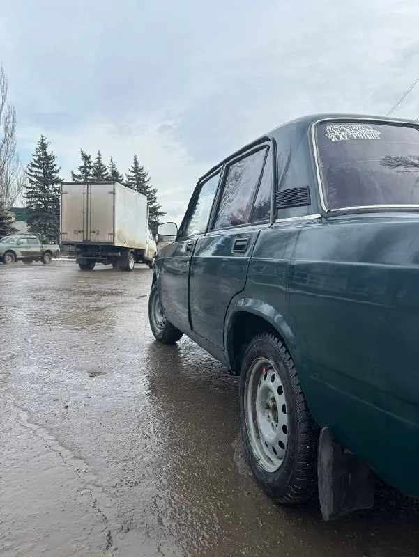 Продам ваз 2107 я собственник учёт 180 регион год: 2007 инжектор мотор: нива 1.7 после капиталки проехал 4 тыщи едет очень бодро ходовая: на 4 не стучит но нужно прокачать тормоза коробка: 5 ступка без хруста салон опрятный - везде чехлы, руль приора, 2 передних эл. стеклоподьем, багажник в шумке, резина зима р14 на новых штампах музыка простая но нужна магнитола электрика: на 4 нужно по мелочи подделать на езду не влияет по кузову все хорошо только правая арка, видно на фото машиной владею пол года за это время много чего поменял машина требует небольших вложений + отдам усилиную ходовку: рычаги, тяги, задние стопы в стиле audi и тд. цена: 140 тел +794940404701 телеграмм +79494854748 енакиево 📞 звоните: +7(949)4040470 - фотография - 8