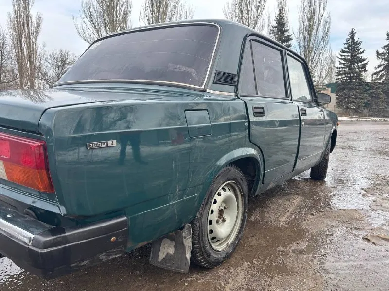 Продам ваз 2107 я собственник учёт 180 регион год: 2007 инжектор мотор: нива 1.7 после капиталки проехал 4 тыщи едет очень бодро ходовая: на 4 не стучит но нужно прокачать тормоза коробка: 5 ступка без хруста салон опрятный - везде чехлы, руль приора, 2 передних эл. стеклоподьем, багажник в шумке, резина зима р14 на новых штампах музыка простая но нужна магнитола электрика: на 4 нужно по мелочи подделать на езду не влияет по кузову все хорошо только правая арка, видно на фото машиной владею пол года за это время много чего поменял машина требует небольших вложений + отдам усилиную ходовку: рычаги, тяги, задние стопы в стиле audi и тд. цена: 140 тел +794940404701 телеграмм +79494854748 енакиево 📞 звоните: +7(949)4040470 - фотография - 9