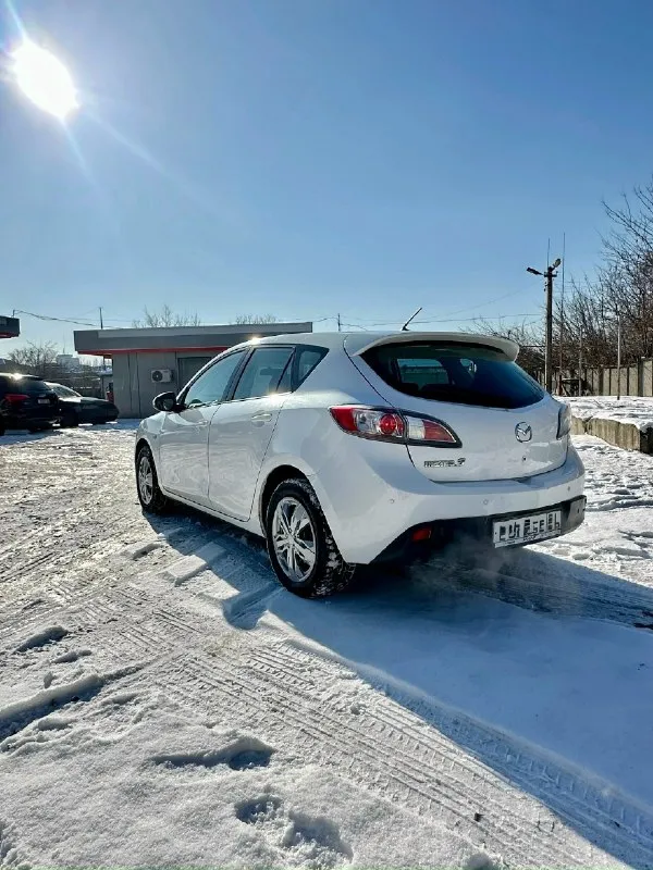 Продам mazda 3 bl, 2010 г выпуска, 1.6 на автомате aisin. комплектация: эур, аbs, esp, аirbаg, 4 эл. стеклoпoдъемника, парктроники, туманки, линзованная лед оптика, бортовой компьютер, электро зеркала со складыванием, подогрев сидений, 2-ух зонный климат контроль. машина красивого перламутрового цвета в очень хорошем состоянии, с зеленой автотекой без дтп, было по факту 2 хозяина. машина вся в родном окрасе и нету признаков коррозии и гнили. технически машина исправна и не потребует вложений, была сделана ходовка 3000тыс км назад. собственник 180регион❗️ 2 комплекта колес на маздовских дисках с новой летней резиной. 2 комплекта ключа с сигнализацией цена 940.000, торг. телефон: +7 949 485 64 94 ( феникс, телеграмм) город макеевка ( район пушка-даки) 📞 звоните: +7(949)4856494 - фотография - 2