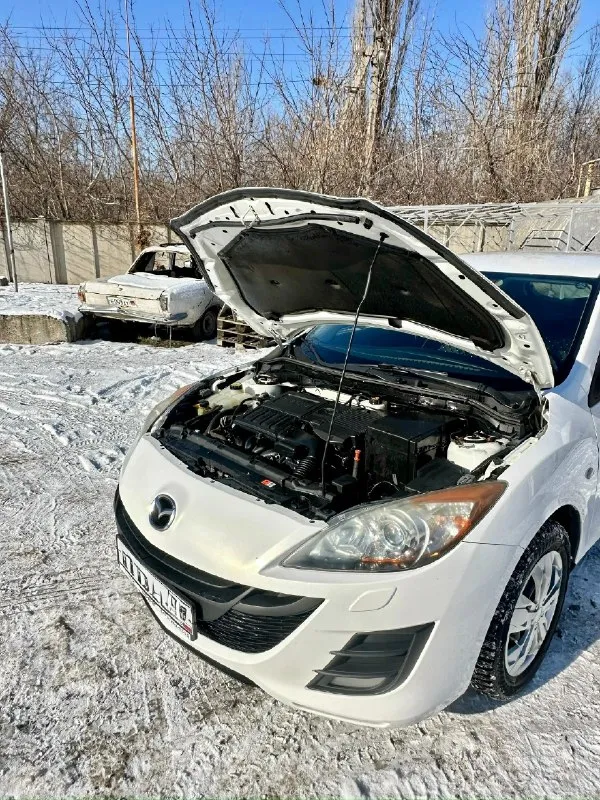 Продам mazda 3 bl, 2010 г выпуска, 1.6 на автомате aisin. комплектация: эур, аbs, esp, аirbаg, 4 эл. стеклoпoдъемника, парктроники, туманки, линзованная лед оптика, бортовой компьютер, электро зеркала со складыванием, подогрев сидений, 2-ух зонный климат контроль. машина красивого перламутрового цвета в очень хорошем состоянии, с зеленой автотекой без дтп, было по факту 2 хозяина. машина вся в родном окрасе и нету признаков коррозии и гнили. технически машина исправна и не потребует вложений, была сделана ходовка 3000тыс км назад. собственник 180регион❗️ 2 комплекта колес на маздовских дисках с новой летней резиной. 2 комплекта ключа с сигнализацией цена 940.000, торг. телефон: +7 949 485 64 94 ( феникс, телеграмм) город макеевка ( район пушка-даки) 📞 звоните: +7(949)4856494 - фотография - 3