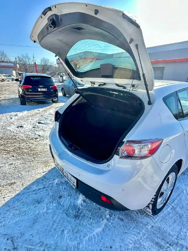 Продам mazda 3 bl, 2010 г выпуска, 1.6 на автомате aisin. комплектация: эур, аbs, esp, аirbаg, 4 эл. стеклoпoдъемника, парктроники, туманки, линзованная лед оптика, бортовой компьютер, электро зеркала со складыванием, подогрев сидений, 2-ух зонный климат контроль. машина красивого перламутрового цвета в очень хорошем состоянии, с зеленой автотекой без дтп, было по факту 2 хозяина. машина вся в родном окрасе и нету признаков коррозии и гнили. технически машина исправна и не потребует вложений, была сделана ходовка 3000тыс км назад. собственник 180регион❗️ 2 комплекта колес на маздовских дисках с новой летней резиной. 2 комплекта ключа с сигнализацией цена 940.000, торг. телефон: +7 949 485 64 94 ( феникс, телеграмм) город макеевка ( район пушка-даки) 📞 звоните: +7(949)4856494 - фотография - 4