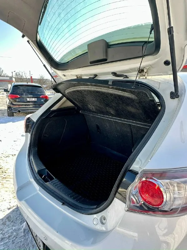 Продам mazda 3 bl, 2010 г выпуска, 1.6 на автомате aisin. комплектация: эур, аbs, esp, аirbаg, 4 эл. стеклoпoдъемника, парктроники, туманки, линзованная лед оптика, бортовой компьютер, электро зеркала со складыванием, подогрев сидений, 2-ух зонный климат контроль. машина красивого перламутрового цвета в очень хорошем состоянии, с зеленой автотекой без дтп, было по факту 2 хозяина. машина вся в родном окрасе и нету признаков коррозии и гнили. технически машина исправна и не потребует вложений, была сделана ходовка 3000тыс км назад. собственник 180регион❗️ 2 комплекта колес на маздовских дисках с новой летней резиной. 2 комплекта ключа с сигнализацией цена 940.000, торг. телефон: +7 949 485 64 94 ( феникс, телеграмм) город макеевка ( район пушка-даки) 📞 звоните: +7(949)4856494 - фотография - 5