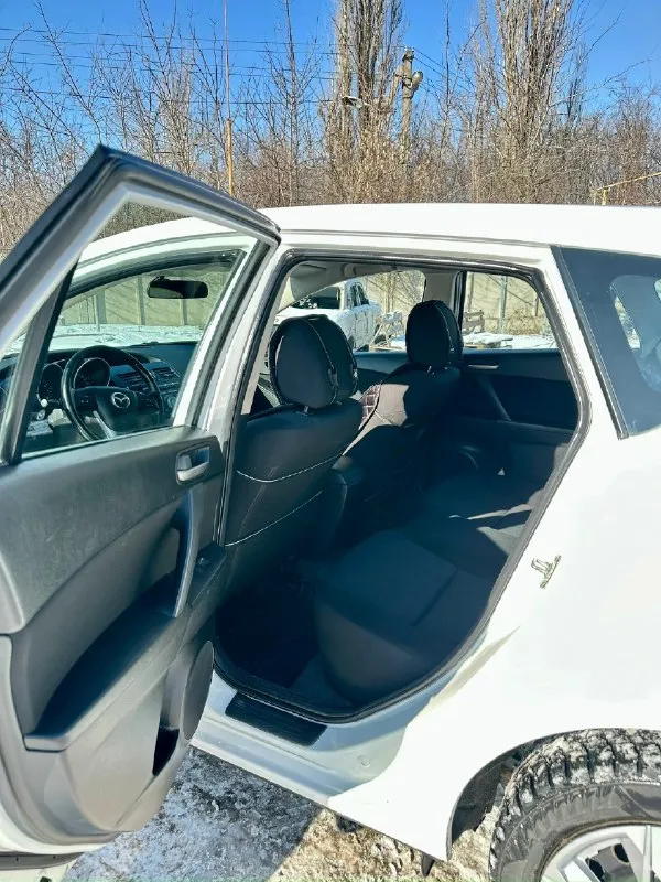 Продам mazda 3 bl, 2010 г выпуска, 1.6 на автомате aisin. комплектация: эур, аbs, esp, аirbаg, 4 эл. стеклoпoдъемника, парктроники, туманки, линзованная лед оптика, бортовой компьютер, электро зеркала со складыванием, подогрев сидений, 2-ух зонный климат контроль. машина красивого перламутрового цвета в очень хорошем состоянии, с зеленой автотекой без дтп, было по факту 2 хозяина. машина вся в родном окрасе и нету признаков коррозии и гнили. технически машина исправна и не потребует вложений, была сделана ходовка 3000тыс км назад. собственник 180регион❗️ 2 комплекта колес на маздовских дисках с новой летней резиной. 2 комплекта ключа с сигнализацией цена 940.000, торг. телефон: +7 949 485 64 94 ( феникс, телеграмм) город макеевка ( район пушка-даки) 📞 звоните: +7(949)4856494 - фотография - 6