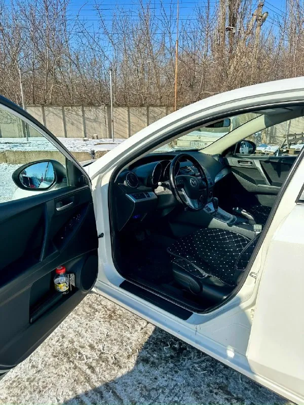Продам mazda 3 bl, 2010 г выпуска, 1.6 на автомате aisin. комплектация: эур, аbs, esp, аirbаg, 4 эл. стеклoпoдъемника, парктроники, туманки, линзованная лед оптика, бортовой компьютер, электро зеркала со складыванием, подогрев сидений, 2-ух зонный климат контроль. машина красивого перламутрового цвета в очень хорошем состоянии, с зеленой автотекой без дтп, было по факту 2 хозяина. машина вся в родном окрасе и нету признаков коррозии и гнили. технически машина исправна и не потребует вложений, была сделана ходовка 3000тыс км назад. собственник 180регион❗️ 2 комплекта колес на маздовских дисках с новой летней резиной. 2 комплекта ключа с сигнализацией цена 940.000, торг. телефон: +7 949 485 64 94 ( феникс, телеграмм) город макеевка ( район пушка-даки) 📞 звоните: +7(949)4856494 - фотография - 7
