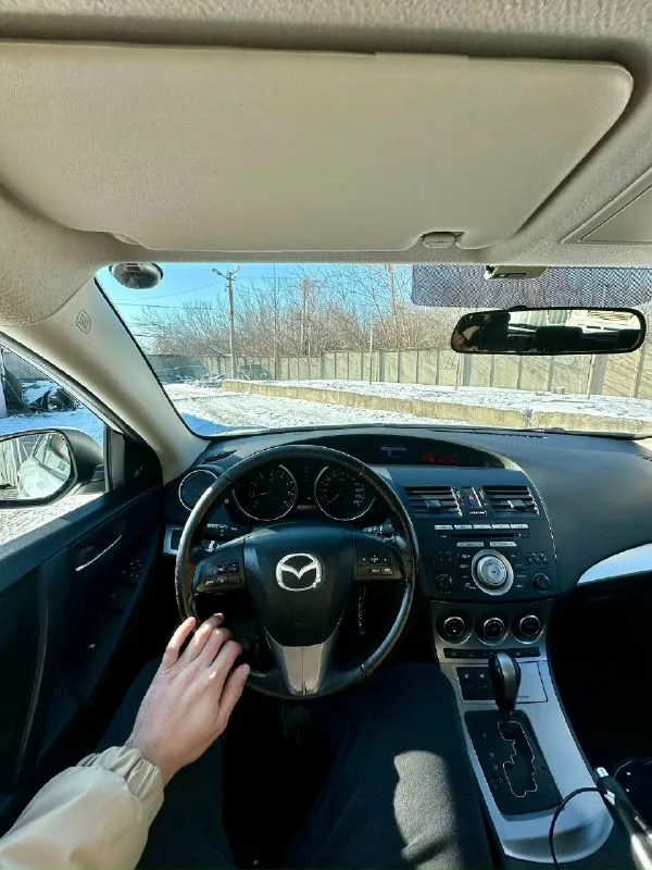 Продам mazda 3 bl, 2010 г выпуска, 1.6 на автомате aisin. комплектация: эур, аbs, esp, аirbаg, 4 эл. стеклoпoдъемника, парктроники, туманки, линзованная лед оптика, бортовой компьютер, электро зеркала со складыванием, подогрев сидений, 2-ух зонный климат контроль. машина красивого перламутрового цвета в очень хорошем состоянии, с зеленой автотекой без дтп, было по факту 2 хозяина. машина вся в родном окрасе и нету признаков коррозии и гнили. технически машина исправна и не потребует вложений, была сделана ходовка 3000тыс км назад. собственник 180регион❗️ 2 комплекта колес на маздовских дисках с новой летней резиной. 2 комплекта ключа с сигнализацией цена 940.000, торг. телефон: +7 949 485 64 94 ( феникс, телеграмм) город макеевка ( район пушка-даки) 📞 звоните: +7(949)4856494 - фотография - 8