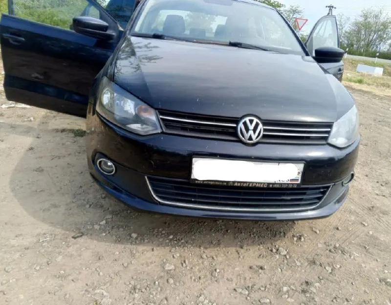 Очень срочная продажа. цена 675 тыс руб торг у капота. volkswagen polo 2012 год. 1.6 mpi, механика. пробег 273 тыс. км. машина в хорошем состоянии. самый лучший и надежный в линейке 1.6 mpi, коробка 5ст. механика. не давно поменяно масла фильтра. салон чистый и ухоженный. хорошая комплектация. кондиционер заправлен холодит хорошо, гур, подогрев сидений, эл. подогрев лобового стекла и зеркал, 4эл. стеклоподьемника, эл. зеркала, авс, литые диски. +79498767357 звоните!. 📲 tg: guriy 📞 звоните: +7(949)8767357 - фотография - 1