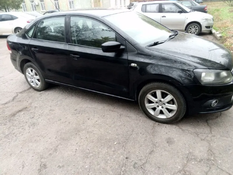 Очень срочная продажа. цена 675 тыс руб торг у капота. volkswagen polo 2012 год. 1.6 mpi, механика. пробег 273 тыс. км. машина в хорошем состоянии. самый лучший и надежный в линейке 1.6 mpi, коробка 5ст. механика. не давно поменяно масла фильтра. салон чистый и ухоженный. хорошая комплектация. кондиционер заправлен холодит хорошо, гур, подогрев сидений, эл. подогрев лобового стекла и зеркал, 4эл. стеклоподьемника, эл. зеркала, авс, литые диски. +79498767357 звоните!. 📲 tg: guriy 📞 звоните: +7(949)8767357 - фотография - 2