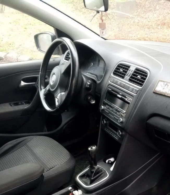 Очень срочная продажа. цена 675 тыс руб торг у капота. volkswagen polo 2012 год. 1.6 mpi, механика. пробег 273 тыс. км. машина в хорошем состоянии. самый лучший и надежный в линейке 1.6 mpi, коробка 5ст. механика. не давно поменяно масла фильтра. салон чистый и ухоженный. хорошая комплектация. кондиционер заправлен холодит хорошо, гур, подогрев сидений, эл. подогрев лобового стекла и зеркал, 4эл. стеклоподьемника, эл. зеркала, авс, литые диски. +79498767357 звоните!. 📲 tg: guriy 📞 звоните: +7(949)8767357 - фотография - 3