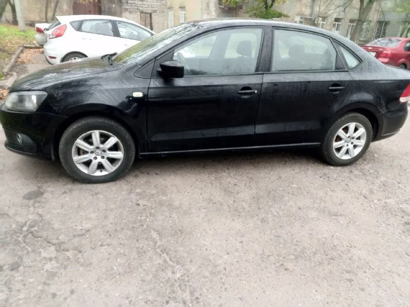 Очень срочная продажа. цена 675 тыс руб торг у капота. volkswagen polo 2012 год. 1.6 mpi, механика. пробег 273 тыс. км. машина в хорошем состоянии. самый лучший и надежный в линейке 1.6 mpi, коробка 5ст. механика. не давно поменяно масла фильтра. салон чистый и ухоженный. хорошая комплектация. кондиционер заправлен холодит хорошо, гур, подогрев сидений, эл. подогрев лобового стекла и зеркал, 4эл. стеклоподьемника, эл. зеркала, авс, литые диски. +79498767357 звоните!. 📲 tg: guriy 📞 звоните: +7(949)8767357 - фотография - 4
