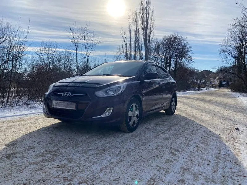 Продам надежный и экономичный авто хюндай солярис 2014год мотор 1.6 коробка автомат, пробег 170 тыс км (оригинальный), цена 1.040₽ состояние отличное, обслужена вся, салон в отличном состоянии, не бита не крашена, делать ни чего не надо, сел и катайся, 2 ключа, печка греет хорошо комплектация: стеклоподъемники всех дверей, гидроусилитель, подогревы сидений, стекла, электрозеркала, кондиционер. ходовая перебиралась, цепь поменяна, по мотору вопросов нет работает идеально, мягко без стуков и прочих шумов, масло не доливаю ни грамма( катализатор удален на пробеге 70 тыс)коробка работает отлично, масло в коробке менял каждые 30 тыс, документы в порядке все вопросы по тел +79493489143 макеевка, торг - фотография - 3