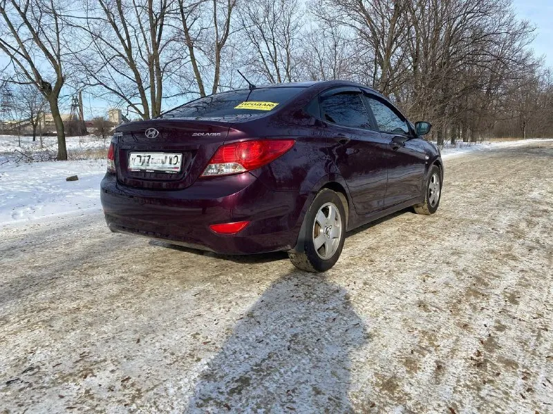 Продам надежный и экономичный авто хюндай солярис 2014год мотор 1.6 коробка автомат, пробег 170 тыс км (оригинальный), цена 1.040₽ состояние отличное, обслужена вся, салон в отличном состоянии, не бита не крашена, делать ни чего не надо, сел и катайся, 2 ключа, печка греет хорошо комплектация: стеклоподъемники всех дверей, гидроусилитель, подогревы сидений, стекла, электрозеркала, кондиционер. ходовая перебиралась, цепь поменяна, по мотору вопросов нет работает идеально, мягко без стуков и прочих шумов, масло не доливаю ни грамма( катализатор удален на пробеге 70 тыс)коробка работает отлично, масло в коробке менял каждые 30 тыс, документы в порядке все вопросы по тел +79493489143 макеевка, торг - фотография - 6