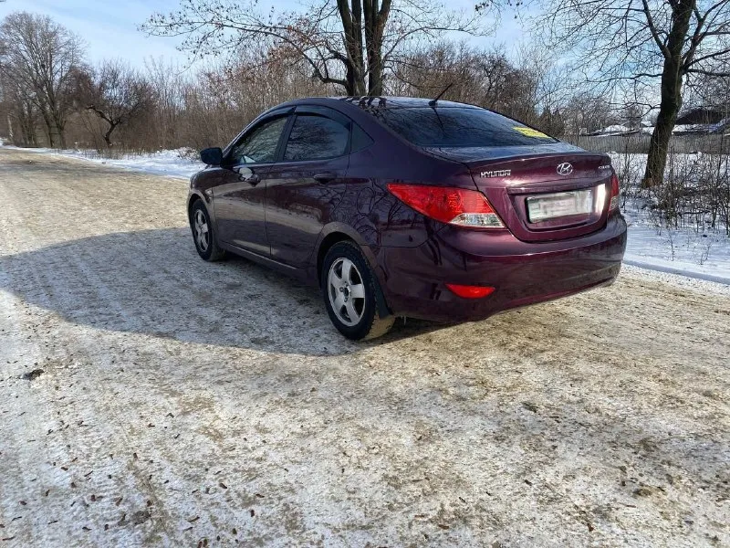 Продам надежный и экономичный авто хюндай солярис 2014год мотор 1.6 коробка автомат, пробег 170 тыс км (оригинальный), цена 1.040₽ состояние отличное, обслужена вся, салон в отличном состоянии, не бита не крашена, делать ни чего не надо, сел и катайся, 2 ключа, печка греет хорошо комплектация: стеклоподъемники всех дверей, гидроусилитель, подогревы сидений, стекла, электрозеркала, кондиционер. ходовая перебиралась, цепь поменяна, по мотору вопросов нет работает идеально, мягко без стуков и прочих шумов, масло не доливаю ни грамма( катализатор удален на пробеге 70 тыс)коробка работает отлично, масло в коробке менял каждые 30 тыс, документы в порядке все вопросы по тел +79493489143 макеевка, торг - фотография - 7