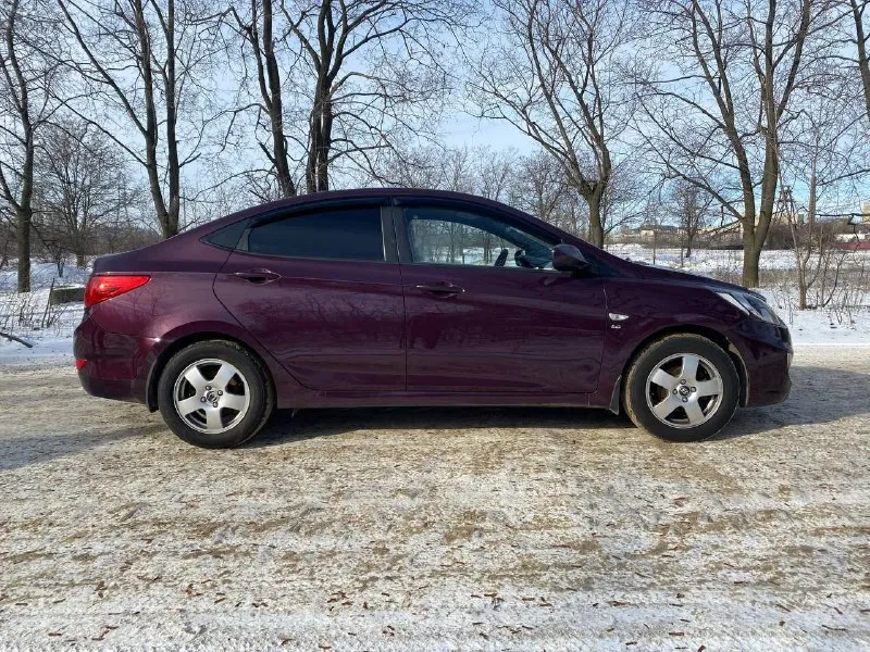 Продам надежный и экономичный авто хюндай солярис 2014год мотор 1.6 коробка автомат, пробег 170 тыс км (оригинальный), цена 1.040₽ состояние отличное, обслужена вся, салон в отличном состоянии, не бита не крашена, делать ни чего не надо, сел и катайся, 2 ключа, печка греет хорошо комплектация: стеклоподъемники всех дверей, гидроусилитель, подогревы сидений, стекла, электрозеркала, кондиционер. ходовая перебиралась, цепь поменяна, по мотору вопросов нет работает идеально, мягко без стуков и прочих шумов, масло не доливаю ни грамма( катализатор удален на пробеге 70 тыс)коробка работает отлично, масло в коробке менял каждые 30 тыс, документы в порядке все вопросы по тел +79493489143 макеевка, торг - фотография - 8