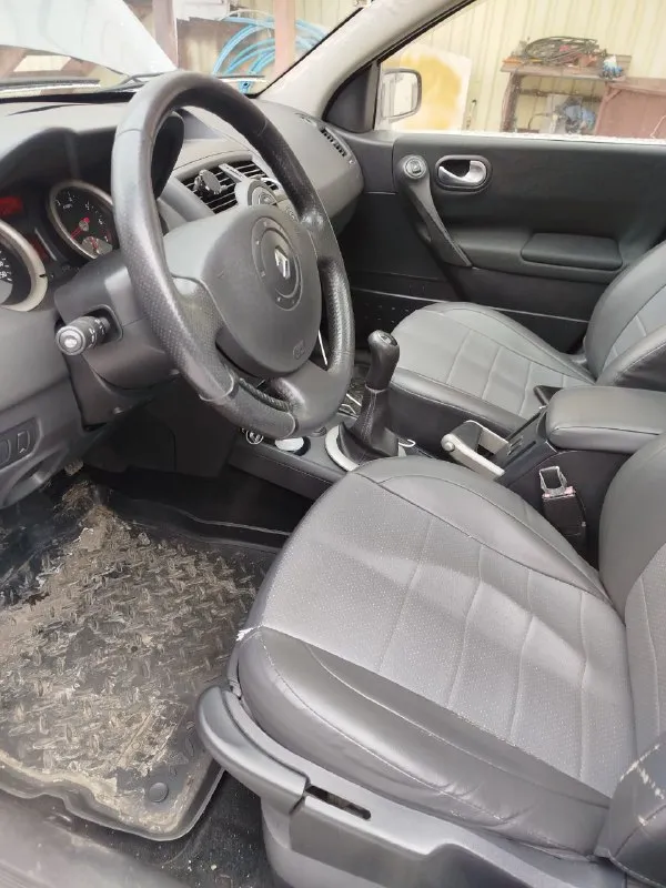 В продаже renault меган 2 в редкой комплектации. -панорамная крыша. - датчик дождя -датчик света - видеорегистратор. - андроид магнитола (есть и оригинал) - сопровождение светом владельца в темное время суток. -доводчик всех стекол и люка. -кнопка старт стоп -управление на руле -громкая связь - датчики давления в шинах -камера заднего вида -обогрев зеркал -подогрев передних сидений. -полноценный климат контроль салона. -два комплекта колес на оригинальных дисках (лето на литье, зима на штамповках. резина в очень хорошем состоянии как зима, так и лето. ) пробег оригинальный 100%. машина без единого окраса но есть жизненные коцки. стекла все в круг родные. по авто есть все записи за последние 5 лет, когда и какие расходники менялись. с такой комплектацией и историей, большая редкость на авторынке. прошу прощения за фото с грязным авто. мыть погода не позволяет (морозы). больше фото и видео по запросу. не большой торг у капота. цена 600 т +79494047844 📞 звоните: +7(949)4047844 - фотография - 2