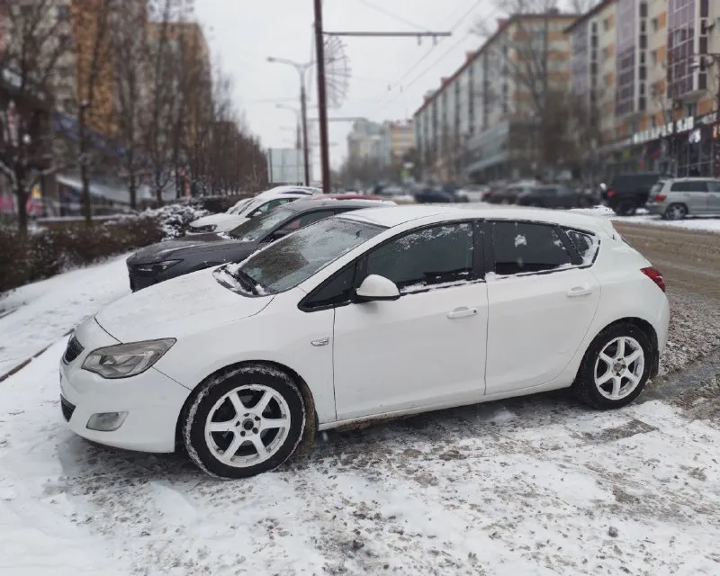 Продам опель астра 2010 г. двигатель 1.6 турбо. 180л. с коробка автомат. автомобиль максимальной ком... - фотография