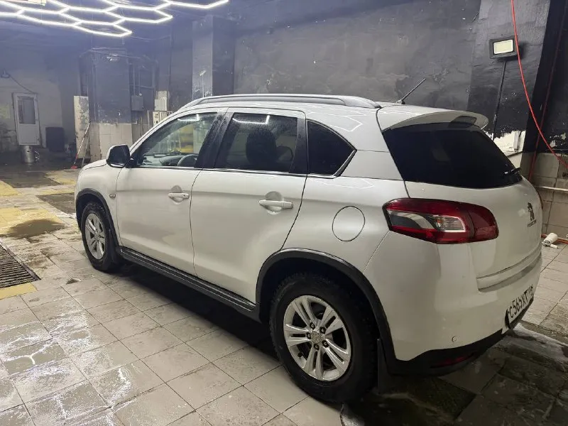 Peugeot 4008 2.0 4wd 2012. аналог mitsubishi asx. все запчасти mitsubishi продам свой автомобиль, владею год. за год было вложено 400 тысяч: был проведен капитальный ремонт вариатора 170к(еще на гарантии, все чеки есть), новые тормозные диски и колодки, ремонт ходовой, шаровые рычаги и т. д., новый акб, новая магнитола и камера заднего вида, новые оригинальные свечи, диски с летней резиной на 17(1 сезон). по технике все отлично, полный привод работает, на данный момент автомобиль на зимней шипованной резине на 16, при покупке могу отдать и летние на 17. есть нюансы по косметике, дыр и гнили нет осмотр в центре +79252233115 - фотография - 2