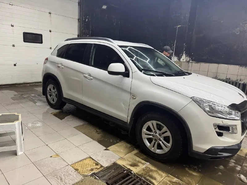 Peugeot 4008 2.0 4wd 2012. аналог mitsubishi asx. все запчасти mitsubishi продам свой автомобиль, владею год. за год было вложено 400 тысяч: был проведен капитальный ремонт вариатора 170к(еще на гарантии, все чеки есть), новые тормозные диски и колодки, ремонт ходовой, шаровые рычаги и т. д., новый акб, новая магнитола и камера заднего вида, новые оригинальные свечи, диски с летней резиной на 17(1 сезон). по технике все отлично, полный привод работает, на данный момент автомобиль на зимней шипованной резине на 16, при покупке могу отдать и летние на 17. есть нюансы по косметике, дыр и гнили нет осмотр в центре +79252233115 - фотография - 3