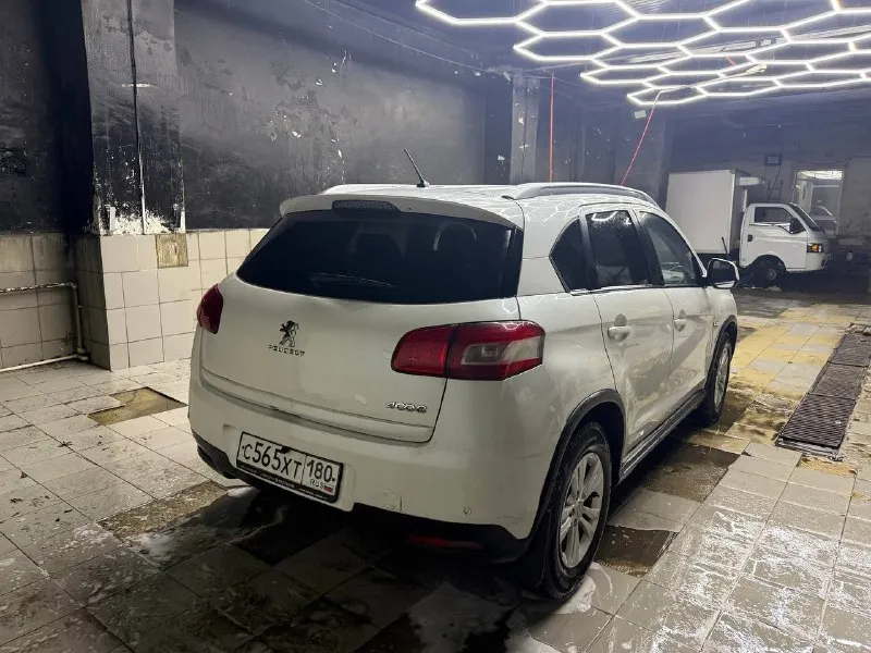 Peugeot 4008 2.0 4wd 2012. аналог mitsubishi asx. все запчасти mitsubishi продам свой автомобиль, владею год. за год было вложено 400 тысяч: был проведен капитальный ремонт вариатора 170к(еще на гарантии, все чеки есть), новые тормозные диски и колодки, ремонт ходовой, шаровые рычаги и т. д., новый акб, новая магнитола и камера заднего вида, новые оригинальные свечи, диски с летней резиной на 17(1 сезон). по технике все отлично, полный привод работает, на данный момент автомобиль на зимней шипованной резине на 16, при покупке могу отдать и летние на 17. есть нюансы по косметике, дыр и гнили нет осмотр в центре +79252233115 - фотография - 4