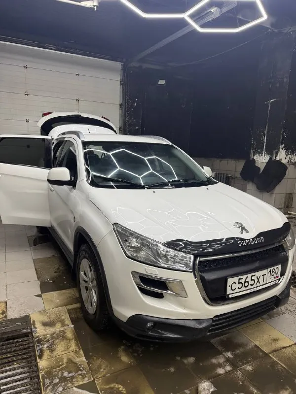 Peugeot 4008 2.0 4wd 2012. аналог mitsubishi asx. все запчасти mitsubishi продам свой автомобиль, владею год. за год было вложено 400 тысяч: был проведен капитальный ремонт вариатора 170к(еще на гарантии, все чеки есть), новые тормозные диски и колодки, ремонт ходовой, шаровые рычаги и т. д., новый акб, новая магнитола и камера заднего вида, новые оригинальные свечи, диски с летней резиной на 17(1 сезон). по технике все отлично, полный привод работает, на данный момент автомобиль на зимней шипованной резине на 16, при покупке могу отдать и летние на 17. есть нюансы по косметике, дыр и гнили нет осмотр в центре +79252233115 - фотография - 6