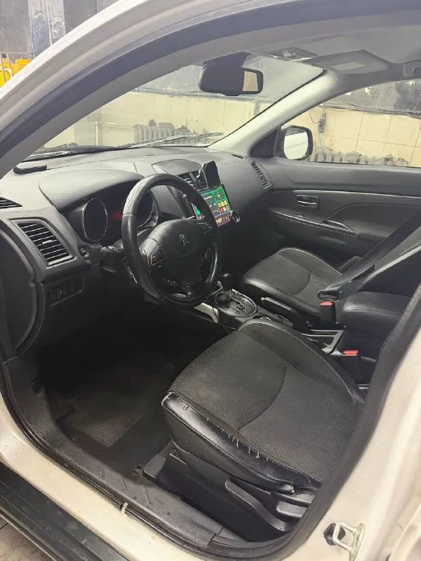 Peugeot 4008 2.0 4wd 2012. аналог mitsubishi asx. все запчасти mitsubishi продам свой автомобиль, владею год. за год было вложено 400 тысяч: был проведен капитальный ремонт вариатора 170к(еще на гарантии, все чеки есть), новые тормозные диски и колодки, ремонт ходовой, шаровые рычаги и т. д., новый акб, новая магнитола и камера заднего вида, новые оригинальные свечи, диски с летней резиной на 17(1 сезон). по технике все отлично, полный привод работает, на данный момент автомобиль на зимней шипованной резине на 16, при покупке могу отдать и летние на 17. есть нюансы по косметике, дыр и гнили нет осмотр в центре +79252233115 - фотография - 7