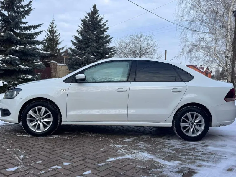 Продам volkswagen polo 2015 г. объем двигателя 1.6 коробка механика пяти ступка автомобиль в отличном состоянии подогрев сидений передняя заднего стекла лобового кондиционер электро зеркала подогрев зеркал родной пробег 148 000 км автомобиль полностью весь обслуживания вложений никаких не требует я хозяин цена 850 000 руб. телефон +7 949 484 37 35 - фотография - 7