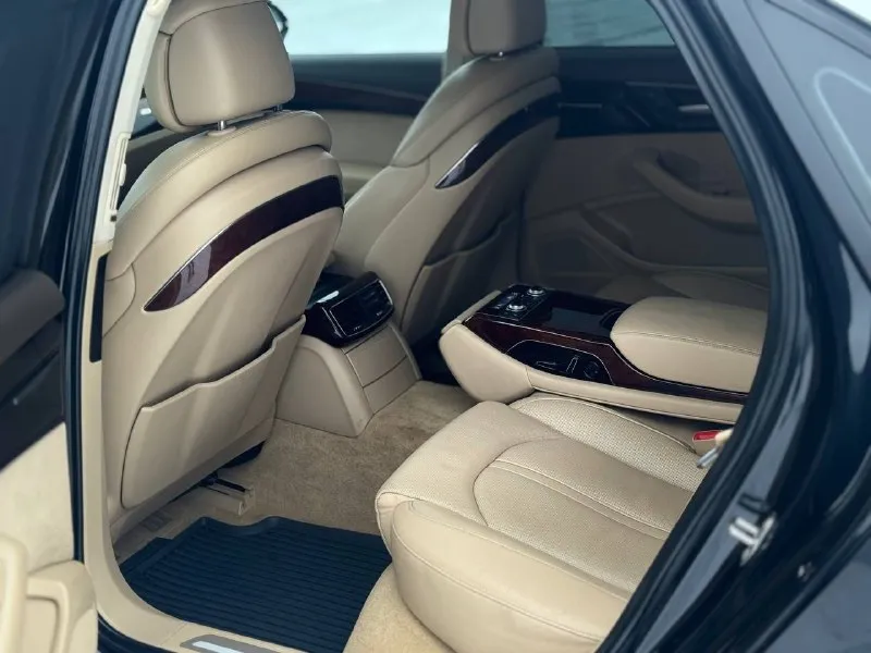 Здравствуйте, продам audi a8 2012 год, 4.2 бензин, машина в отличном состоянии! двигатель полностью обслужен, не шумит и масло не ест. автомат в идеальном состоянии, пневма и ходовая обслужена. полный привод, вся в заводской краске, все подушки и железо заводское. лонг версия. жирная комплектация: доводчики дверей, капитан сидения, эл. регулировка всех сидений, обдувы, обогревы, памяти, люк и очень много другого, вообщем сел и поехал, цена 1.700000руб (цена без номеров, с номерами договорная) хорошим людям торг у капота! номер +7 (949) 126-78-64. 📞 звоните: +7(949)1267864 - фотография - 9
