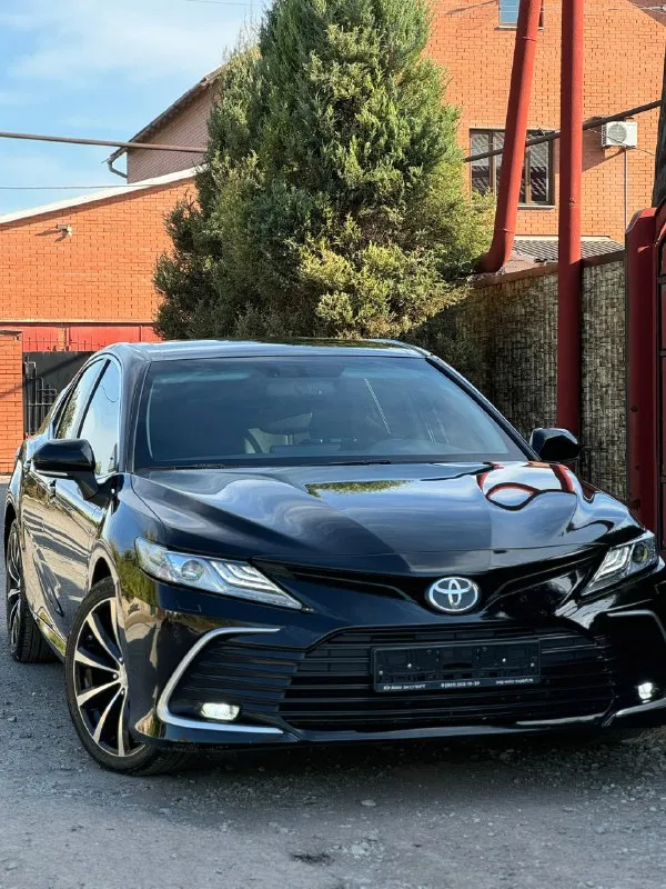 Toyota camry год 2021 2.5 мотор состояние идеальное пробег 76км два комплекта колёс зима лето с диск... - фотография