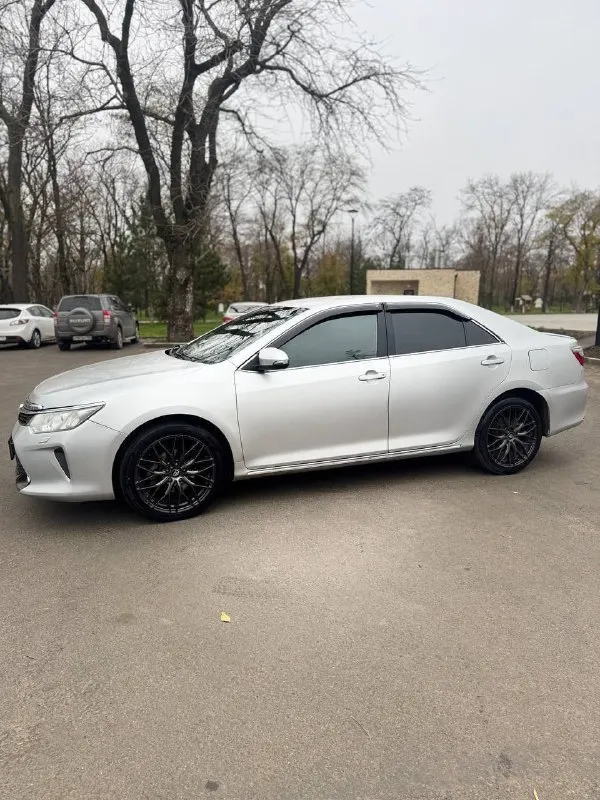 Продам toyota camry 50, 2013 год, ат 2.5 л. 181л. с. пробег 262.500км. чистый европеец, делал хорошую шумоизоляцию, новые тормозные диски, датчик дождя, музыка играет четко, новые задние стойки, стоит хорошая led - оптика, 3 ключа, цепь грм поменяна, двигатель работает хорошо, ходовая обслужена, диски r19, резина стоит continental, есть комплект зимней резины, на дисках r16, сейчас стоит, в машине никогда не курили, машина находиться в мариуполе, продажа из за покупки нового автомобиля, обмен не интересует, цена 1🍋370 р. , торг реальному покупателю у капота, все вопросы по телефону +79497048102 - фотография - 4