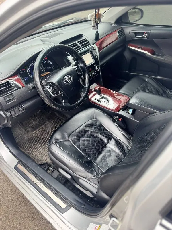 Продам toyota camry 50, 2013 год, ат 2.5 л. 181л. с. пробег 262.500км. чистый европеец, делал хорошую шумоизоляцию, новые тормозные диски, датчик дождя, музыка играет четко, новые задние стойки, стоит хорошая led - оптика, 3 ключа, цепь грм поменяна, двигатель работает хорошо, ходовая обслужена, диски r19, резина стоит continental, есть комплект зимней резины, на дисках r16, сейчас стоит, в машине никогда не курили, машина находиться в мариуполе, продажа из за покупки нового автомобиля, обмен не интересует, цена 1🍋370 р. , торг реальному покупателю у капота, все вопросы по телефону +79497048102 - фотография - 9