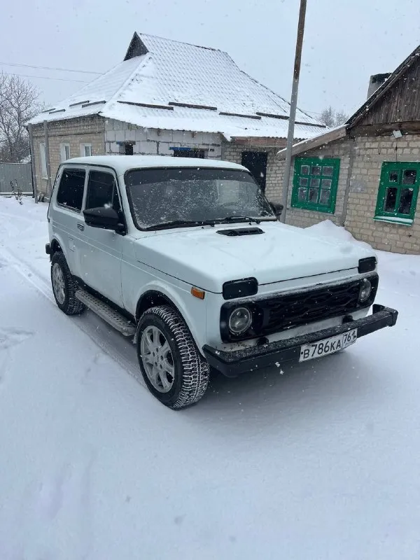 Продам ниву в хорошем состоянии, 2008 год, днище переварено, двигатель, ходовая, коробка передач в отличном состоянии, документы в полном порядке, машина на новых литых дисках, резина новая, рычаг кпп переделан под короткие передачи, led оптика, салон, панели и прочее от нивы урбан, все изменения внесены в документы. машина в отличном состоянии для своих лет! +79259572411 цена: 300 ₽, торг у капота. автомобиль находится в еленовке - фотография - 2