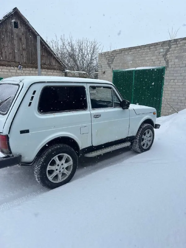 Продам ниву в хорошем состоянии, 2008 год, днище переварено, двигатель, ходовая, коробка передач в отличном состоянии, документы в полном порядке, машина на новых литых дисках, резина новая, рычаг кпп переделан под короткие передачи, led оптика, салон, панели и прочее от нивы урбан, все изменения внесены в документы. машина в отличном состоянии для своих лет! +79259572411 цена: 300 ₽, торг у капота. автомобиль находится в еленовке - фотография - 3