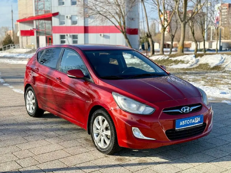 🇰🇵 hyundai solaris 💰цена: 790 000р 🏢город: мариуполь 📅год выпуска: 2012 🧾пробег: 170 313км. ⚙️двигатель: 1.6 ⛽топливо: бензин ⚙️кпп: автомат 📞 телефон: +7-949-727-41-51 +7-949-551-91-52 +7-989-263-55-56 💾 описание: solaris зарекомендовал себя на российском рынке как универсальный, практичный и надежный автомобиль для тех, кому важны экономичность, надёжность и комфорт. 🍒 очень красивый цвет ✅ коробка автомат ✅ оригинальный пробег ✅ отличное состояние как внешне, так и технически максимальная комплектация «premium»: бесключевой доступ, start-stop, климат-контроль, кожаный мульти-руль, 4 электростеклоподьемника, электропривод зеркал, подогрев сидений, обогрев зоны дворников, птф, гидроусилитель, airbag, abs, магнитола с bluetooth, камера заднего вида, eva коврики, новые чехлы из экокожи, оригинальные литые диски r16 на новой зимней резине. улица шевченко 269 🏦 возможна продажа в кредит по двум документам. - фотография - 1