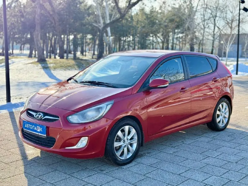 🇰🇵 hyundai solaris 💰цена: 790 000р 🏢город: мариуполь 📅год выпуска: 2012 🧾пробег: 170 313км. ⚙️двигатель: 1.6 ⛽топливо: бензин ⚙️кпп: автомат 📞 телефон: +7-949-727-41-51 +7-949-551-91-52 +7-989-263-55-56 💾 описание: solaris зарекомендовал себя на российском рынке как универсальный, практичный и надежный автомобиль для тех, кому важны экономичность, надёжность и комфорт. 🍒 очень красивый цвет ✅ коробка автомат ✅ оригинальный пробег ✅ отличное состояние как внешне, так и технически максимальная комплектация «premium»: бесключевой доступ, start-stop, климат-контроль, кожаный мульти-руль, 4 электростеклоподьемника, электропривод зеркал, подогрев сидений, обогрев зоны дворников, птф, гидроусилитель, airbag, abs, магнитола с bluetooth, камера заднего вида, eva коврики, новые чехлы из экокожи, оригинальные литые диски r16 на новой зимней резине. улица шевченко 269 🏦 возможна продажа в кредит по двум документам. - фотография - 3