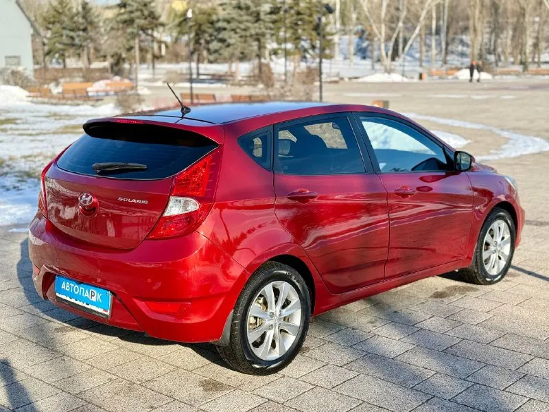 🇰🇵 hyundai solaris 💰цена: 790 000р 🏢город: мариуполь 📅год выпуска: 2012 🧾пробег: 170 313км. ⚙️двигатель: 1.6 ⛽топливо: бензин ⚙️кпп: автомат 📞 телефон: +7-949-727-41-51 +7-949-551-91-52 +7-989-263-55-56 💾 описание: solaris зарекомендовал себя на российском рынке как универсальный, практичный и надежный автомобиль для тех, кому важны экономичность, надёжность и комфорт. 🍒 очень красивый цвет ✅ коробка автомат ✅ оригинальный пробег ✅ отличное состояние как внешне, так и технически максимальная комплектация «premium»: бесключевой доступ, start-stop, климат-контроль, кожаный мульти-руль, 4 электростеклоподьемника, электропривод зеркал, подогрев сидений, обогрев зоны дворников, птф, гидроусилитель, airbag, abs, магнитола с bluetooth, камера заднего вида, eva коврики, новые чехлы из экокожи, оригинальные литые диски r16 на новой зимней резине. улица шевченко 269 🏦 возможна продажа в кредит по двум документам. - фотография - 4